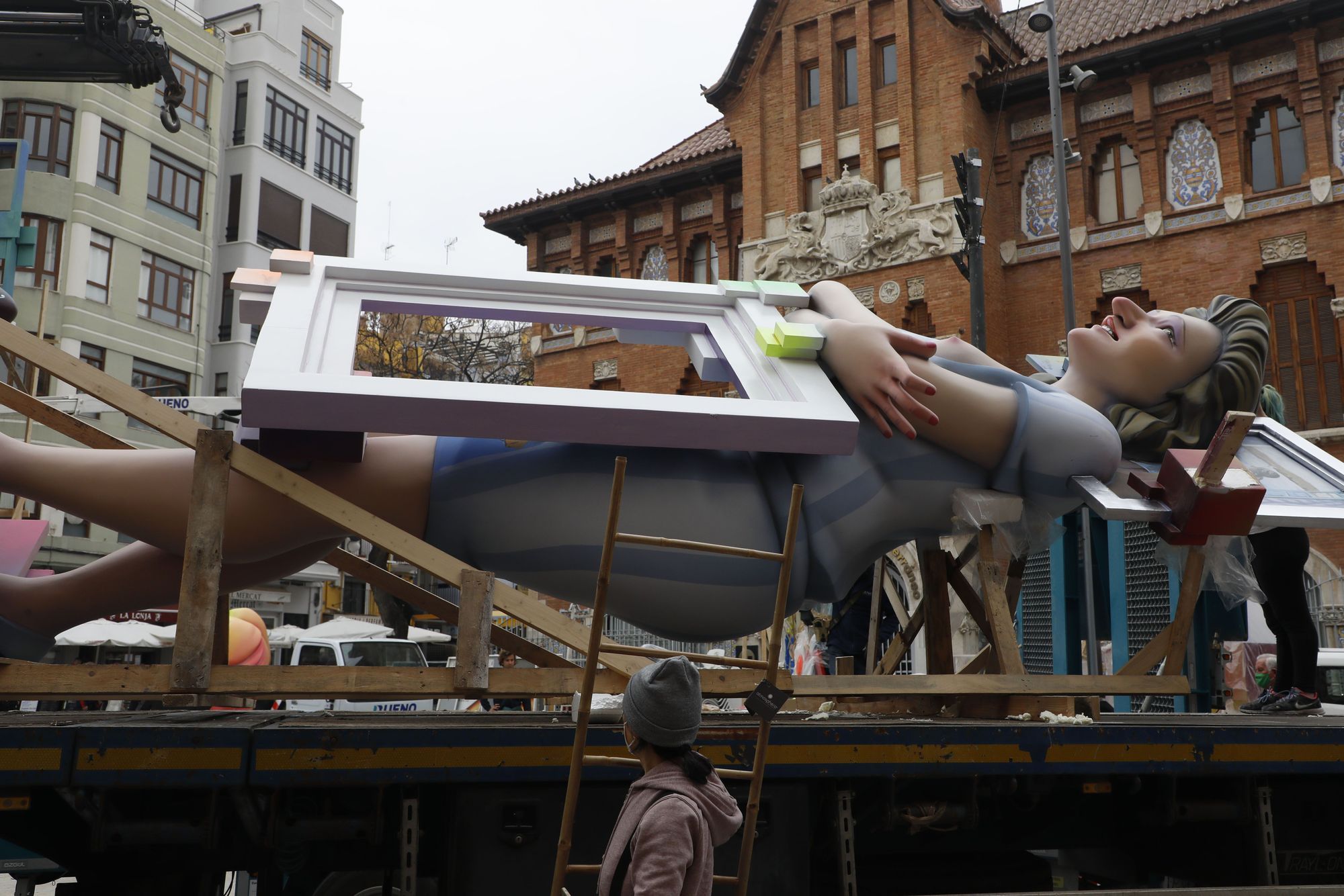 Espectacular "plantà" de Dalí i Gala a la falla del Mercat Central de València