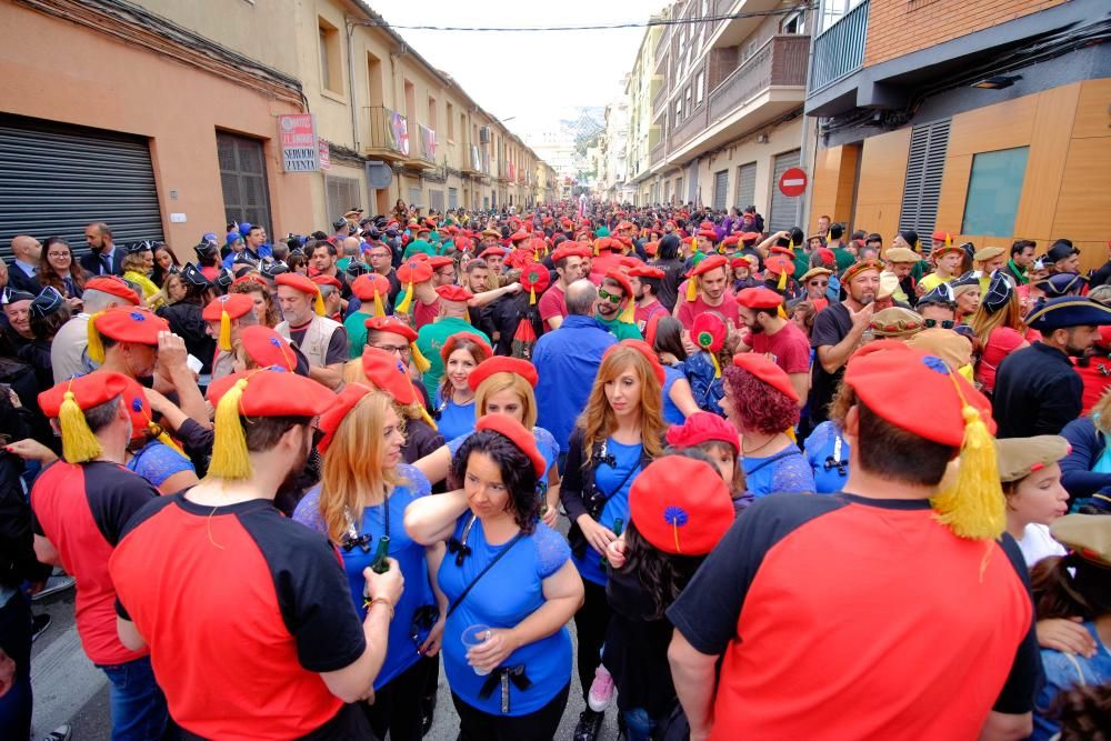 El general Francisco Grau abre las fiestas dirigiendo a los 700 músicos de las 12 bandas que interpretan el pasodoble «Petrel»