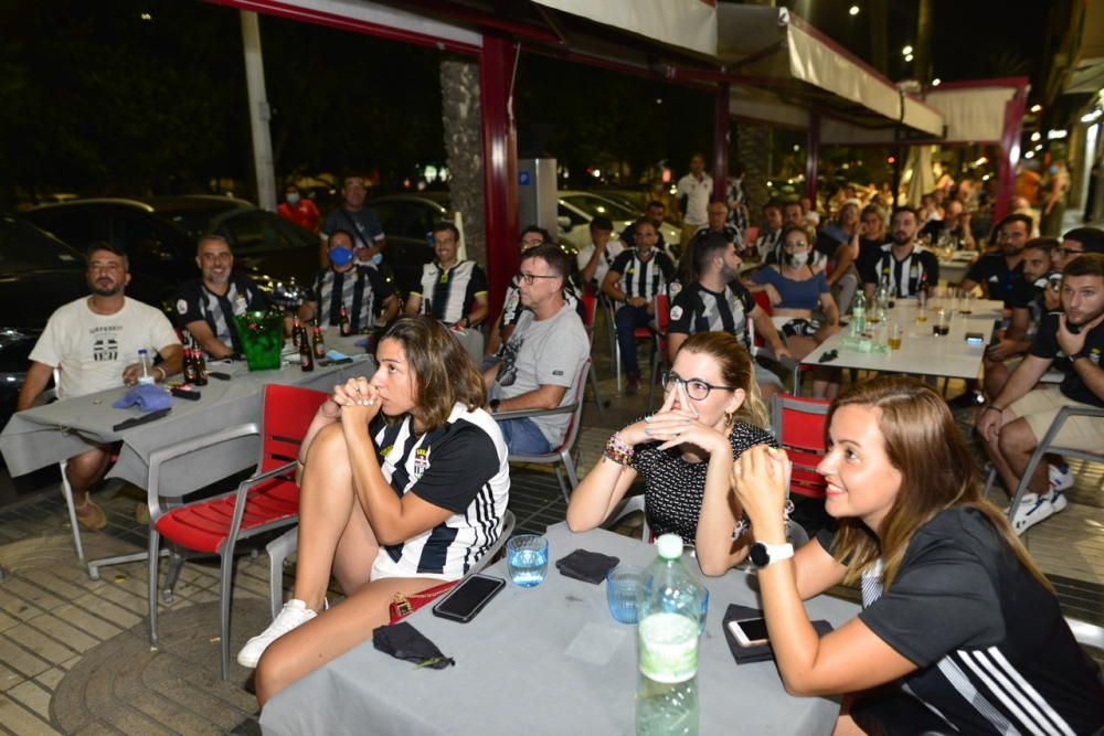 Ambiente: Los aficionados del FC Cartagena se reúnen para ver el partido