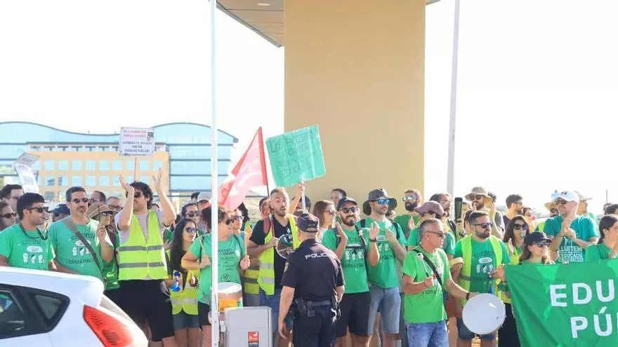 Protesta de profesores en Ciudad de la Luz de Alicante ante la visita de Pérez Llorca