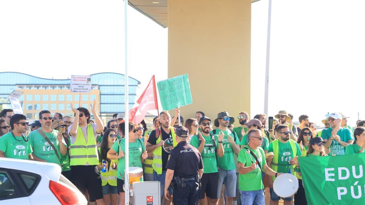 Protesta de profesores en Ciudad de la Luz de Alicante ante la visita de Pérez Llorca