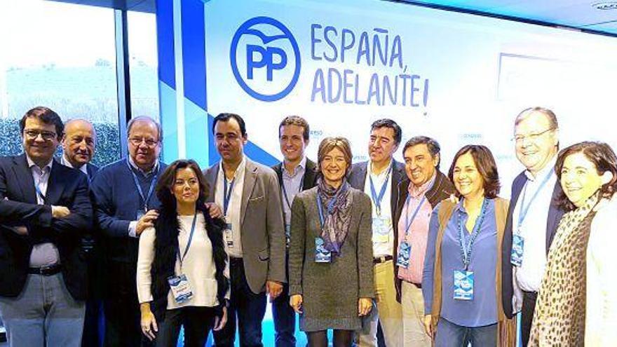 Juan Vicente Herrera, junto a varios castellano y leoneses, en el congreso del PP