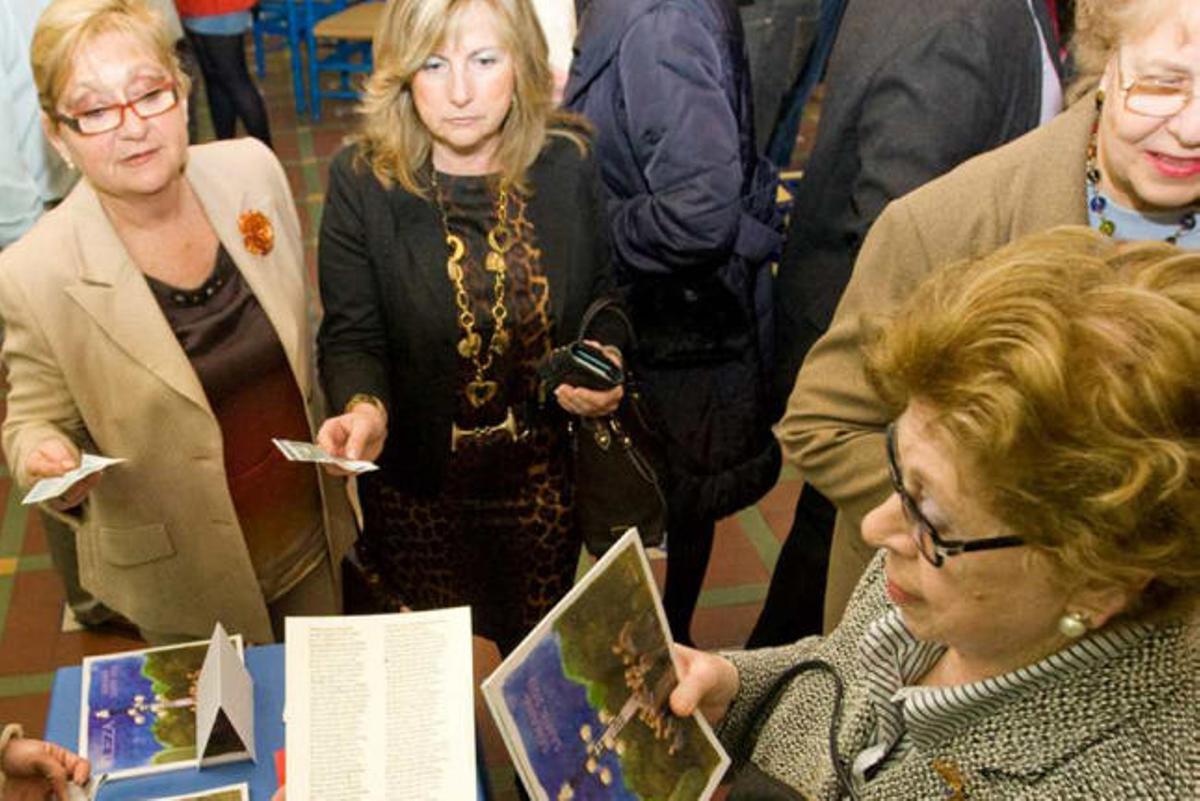 La presentación de la revista atrajo ayer por la tarde en el Casino de Orihuela a decenas de personas.