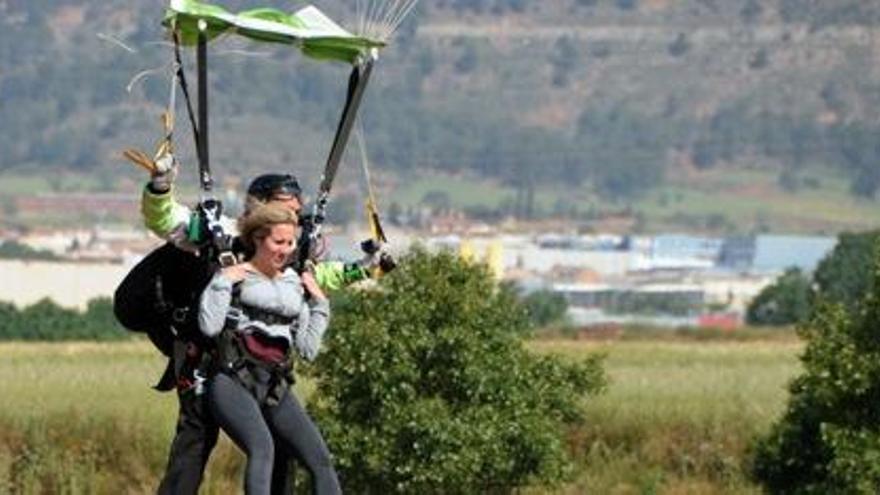 Una parella aterra en un dels primers salts en paracaigudes, dissabte