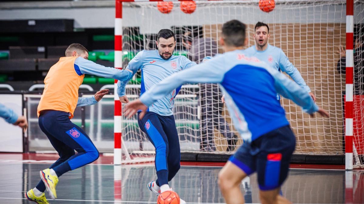 Un momento del entrenamiento de este martes de la selección española de fútbol sala en Cáceres.