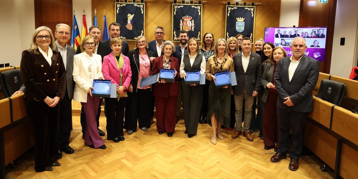 Las mujeres y entidades homenajeadas, junto a las autoridades locales tras recibir los reconocimientos del Ayuntamiento de Burriana.