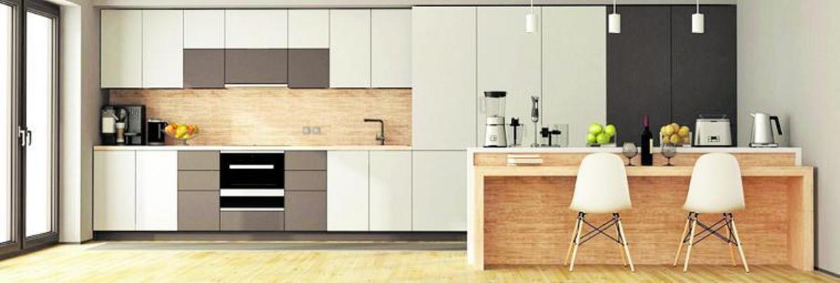 Una gran cocina en la que imperan el blanco y tonos cálidos y agradables. | SHUTTERSTOCK