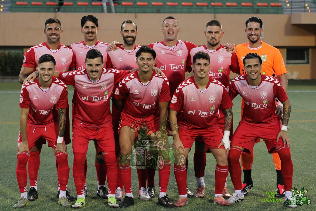 Formación inicial del Estrella, el paasado viernes, con Aythami Artiles (1ºi, de pie), Amado (3º) y el meta David Ramírez.