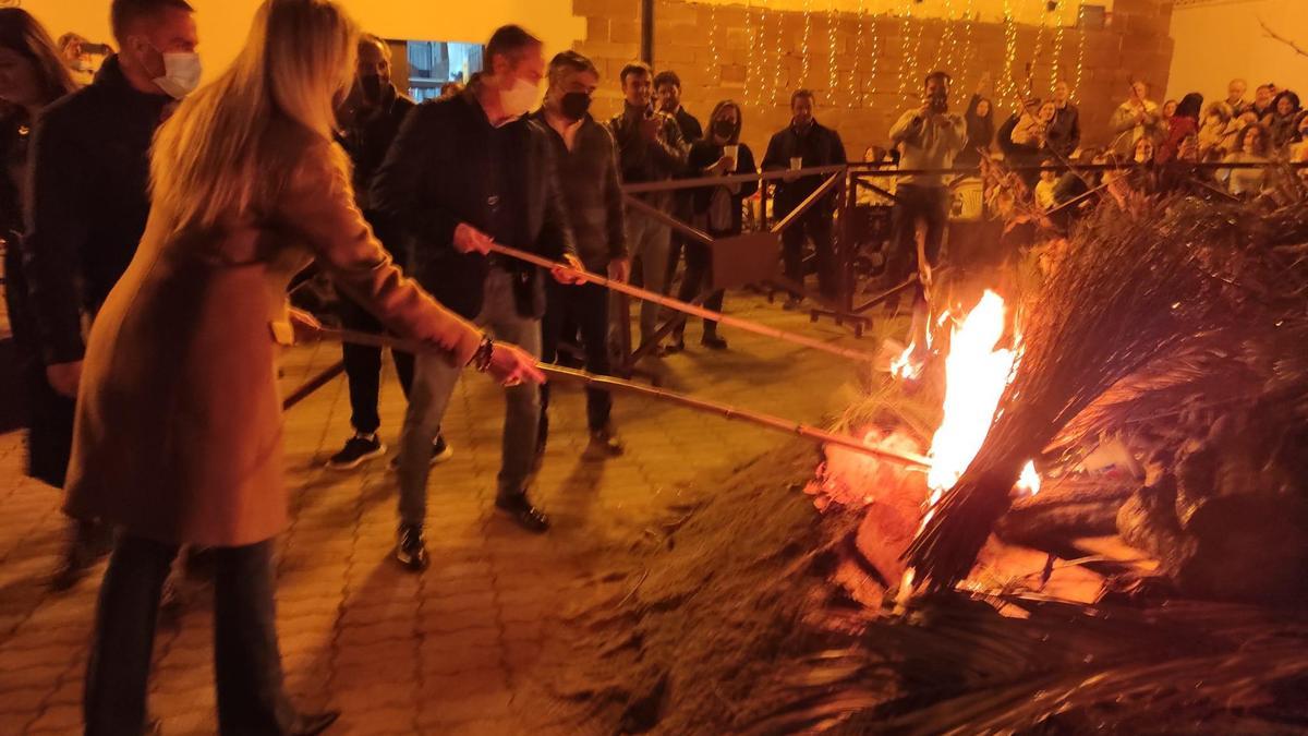 Elena Alba y Ángel Pimentel encendieron la gran candela.