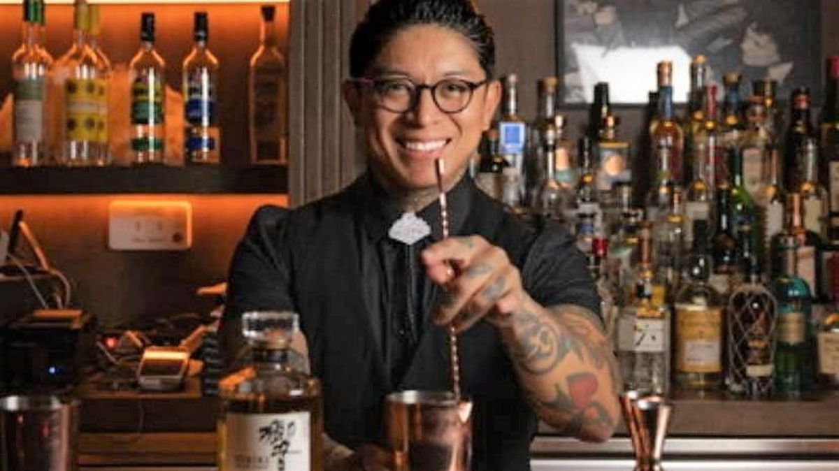 El 'bartender' Santi Ortiz.
