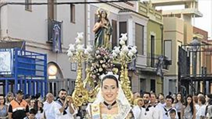 Moncofa tributa a su patrona en una procesión muy emotiva