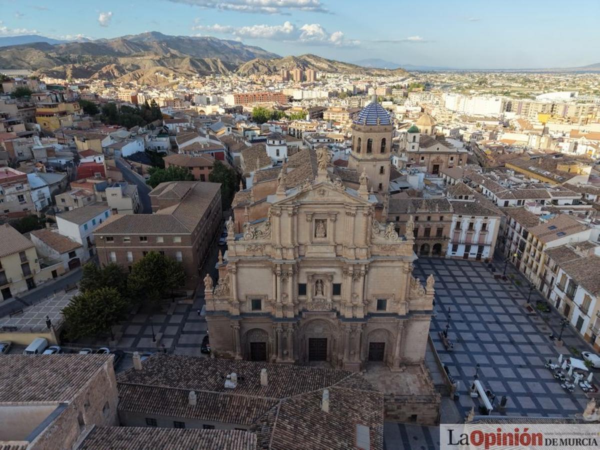 Fachada principal de la antigua Colegial de San Patricio, en el corazón del casco antiguo.