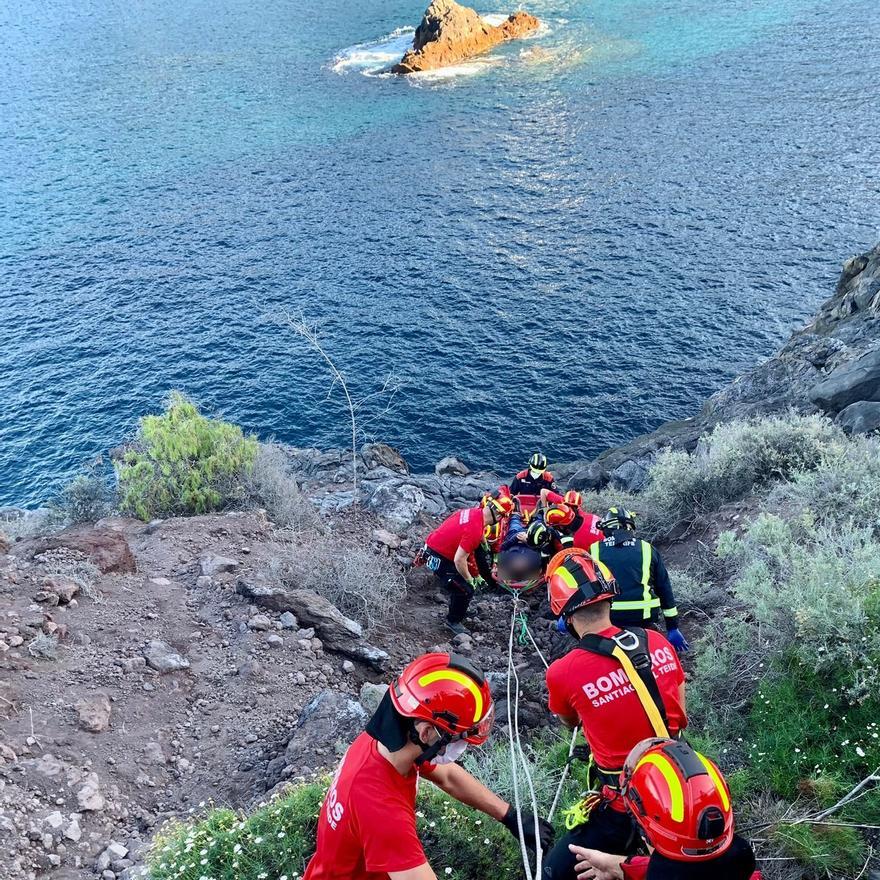 Los bomberos rescatan a un pescador en Tenerife