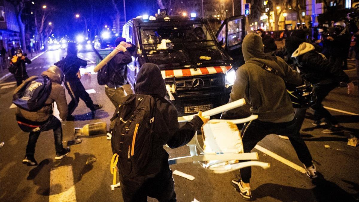 Altercados en la manifestación de protesta por la detención del rapero Pablo Hasél, este miércoles en Barcelona.