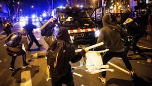 Altercados en la manifestación de protesta por la detención del rapero Pablo Hasél, este miércoles en Barcelona.