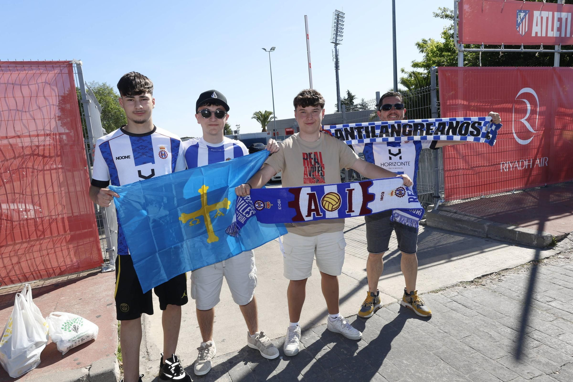 EM IMÁGENES: Multitudinario recibimiento al Avilés en su llegada al campo del Rayo Majadahonda