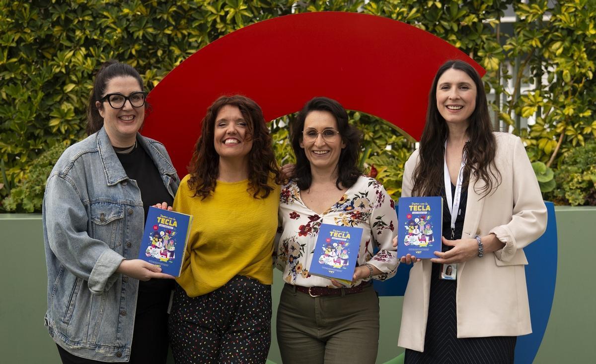La presentación del libro 'Damos con la tecla'. En la foto están Pedrita Parker (ilustradora), Palo Zamora (escritora), Laura Pérez (presidenta de YWT) y Paloma Simón (program manager de Google).