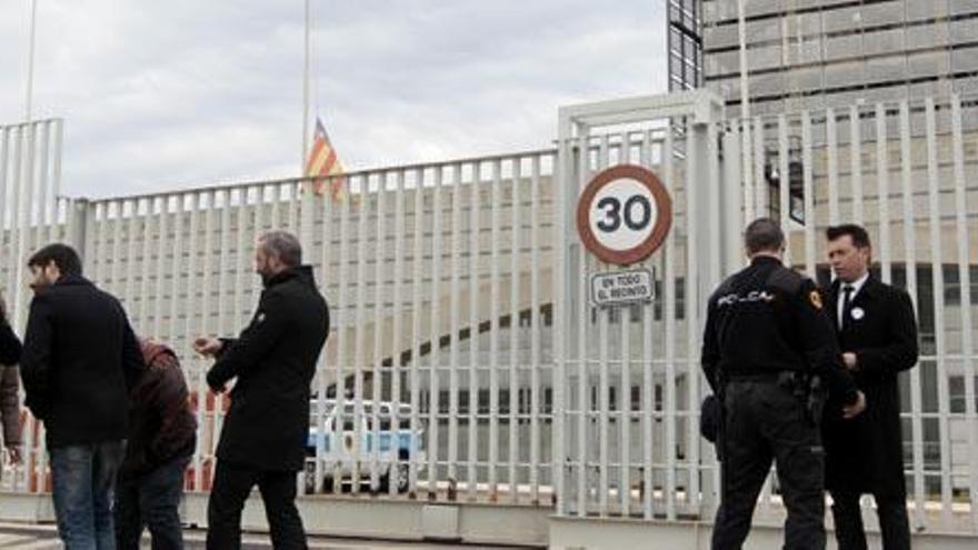 Trabajadores ante la sede de RTVV el día después de su cierre en 2013. Foto: Marga Ferrer.