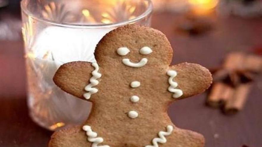 Vaso de leche con galletas