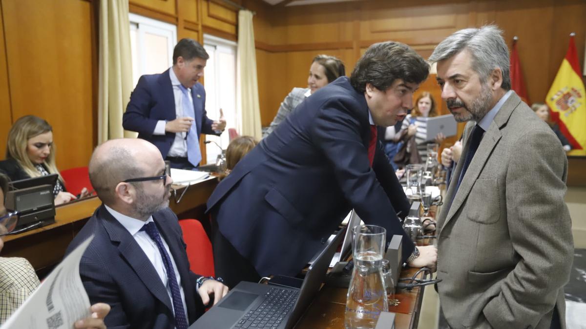 Jordano, Coca y Torrico, en el salón de plenos.