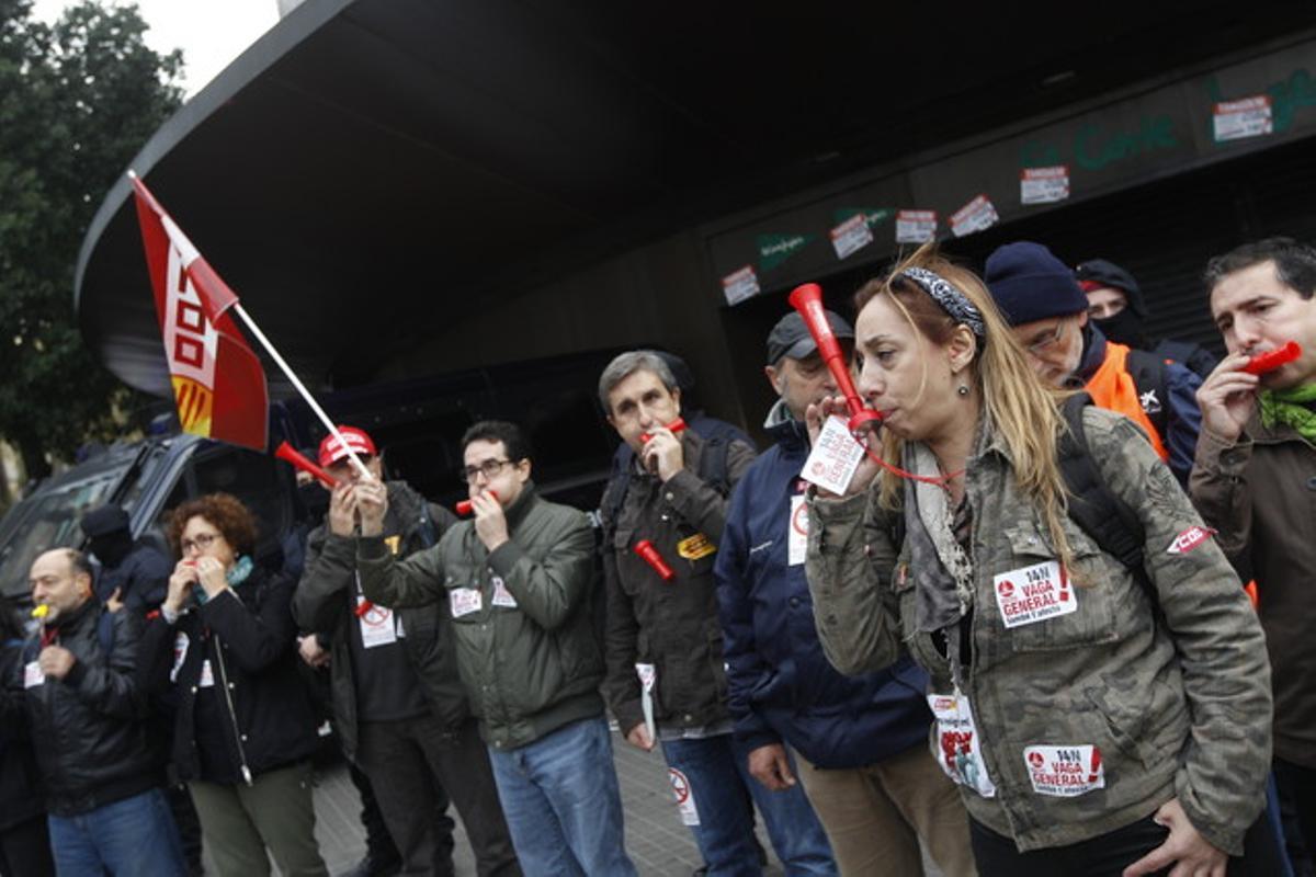 Huelguistas concentrados ante la puerta de El Corte Inglés, en la plaza de Catalunya.