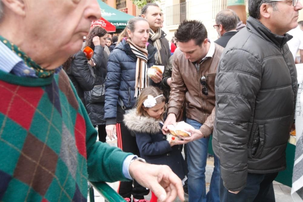 Reparto de pasteles de carne en la plaza del Romea