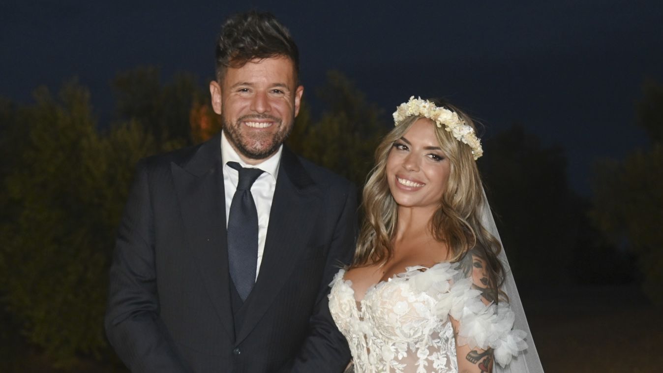 El artista Pablo López y su mujer, Laura Rubio, durante la boda