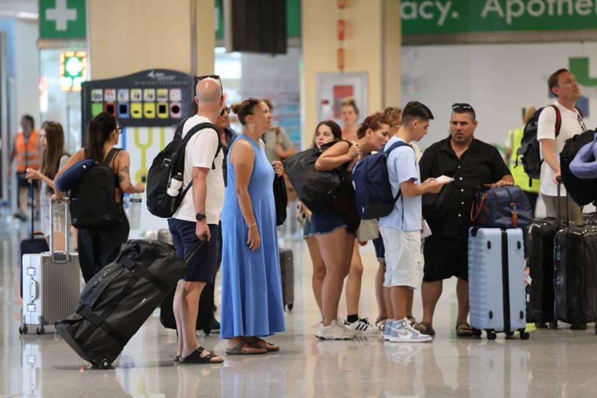 Aeropuerto de Ibiza: la solución de quien huye y el problema de quien llega