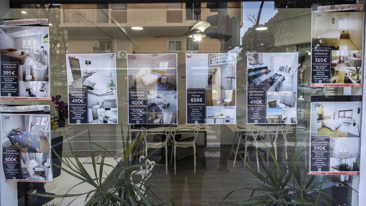 Oferta de habitaciones de alquiler en una inmobiliaria de València.