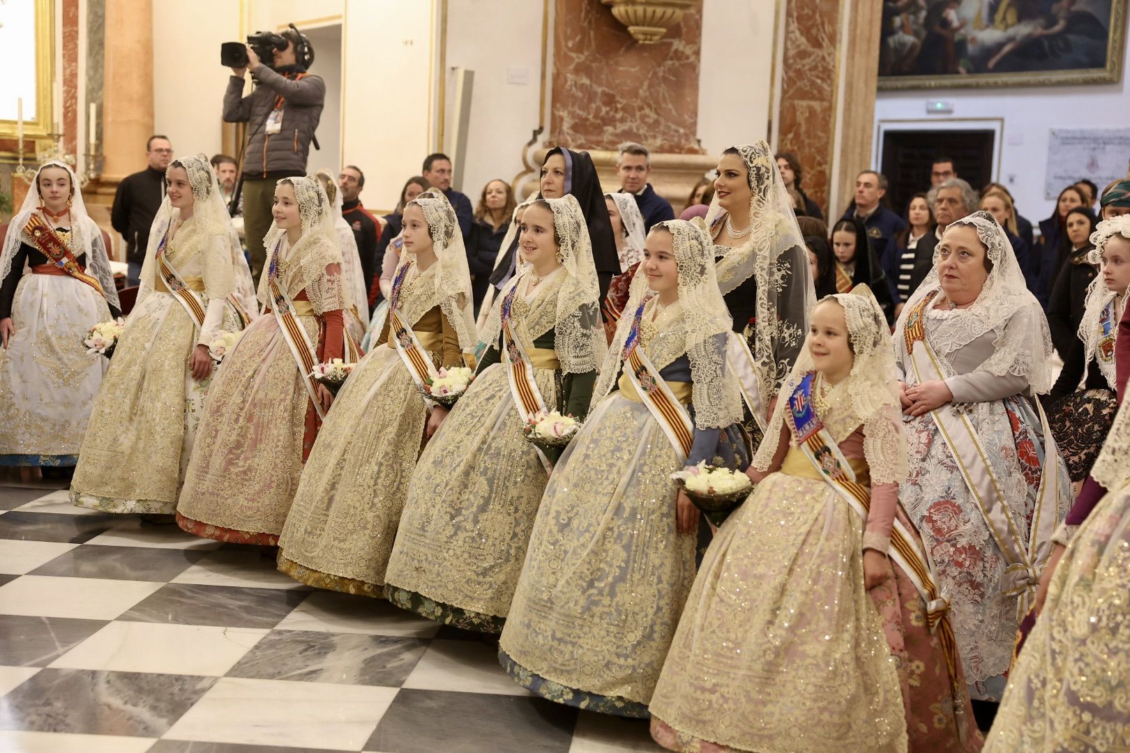 Ofrenda Fallas 2023 | Así ha sido la llegada de Paula Nieto a la plaza de la Virgen