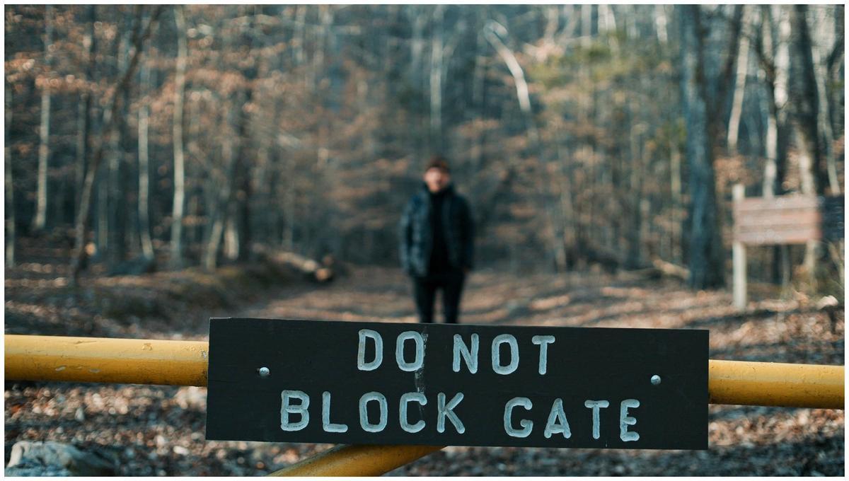 La famosa valla amarilla con la frase "No bloquees la puerta"