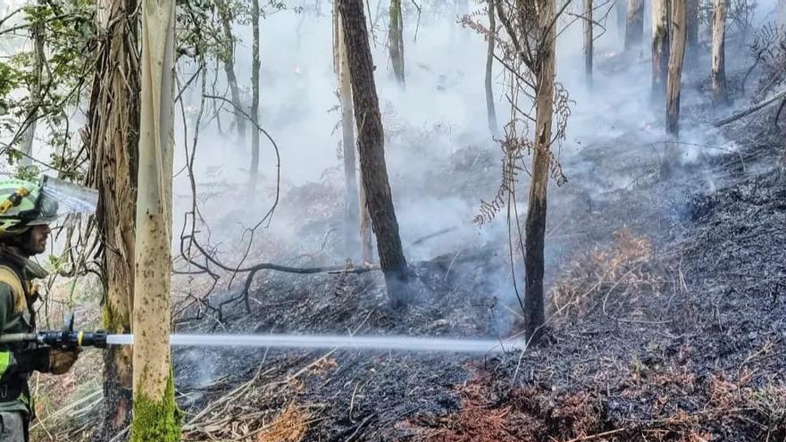 Equipos de emergencias extinguiendo el incendio