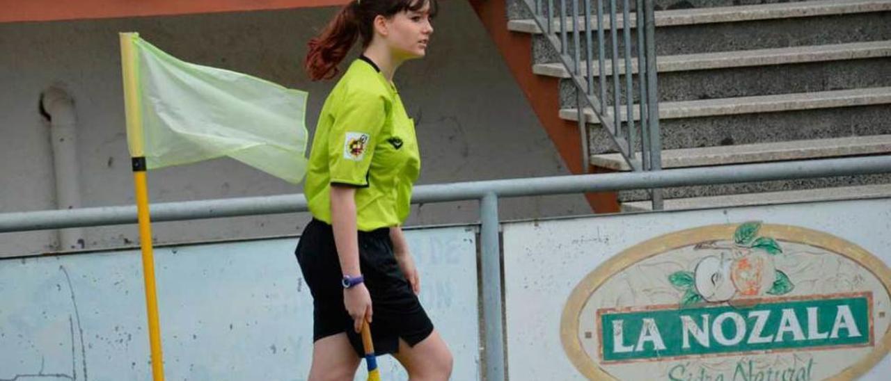Zaira Moro, la gijonesa de 15 años que abandonó el arbitraje, de asistente en un partido la temporada pasada.