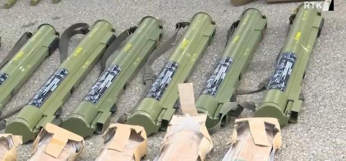 Seis lanzacohetes anticarro incautados a los atacantes tras el tiroteo en el norte de Kosovo del pasado domingo Seis lanzacohetes anticarro incautados a los atacantes tras el tiroteo en el norte de Kosovo del pasado domingo