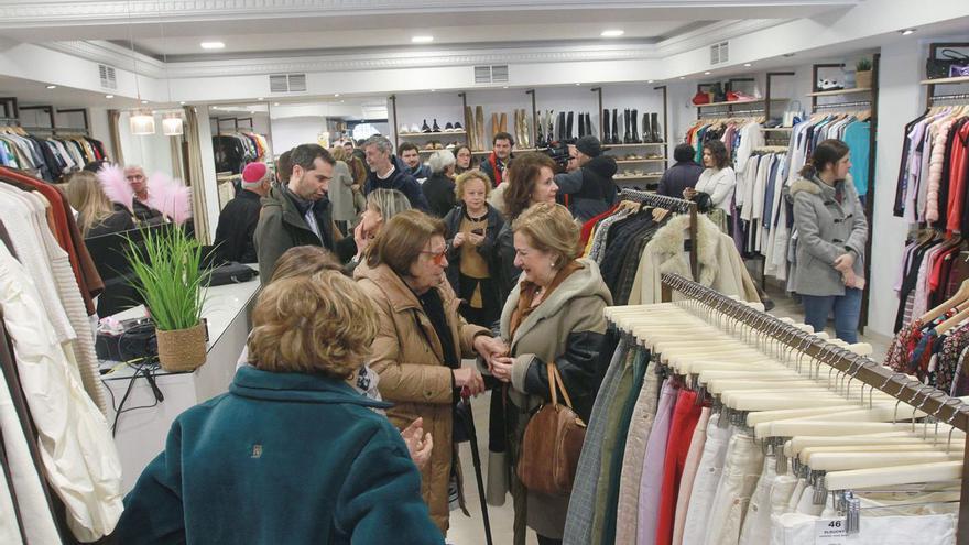 Cáritas utilizará los beneficios de su nueva tienda de ropa para crear puestos de trabajo