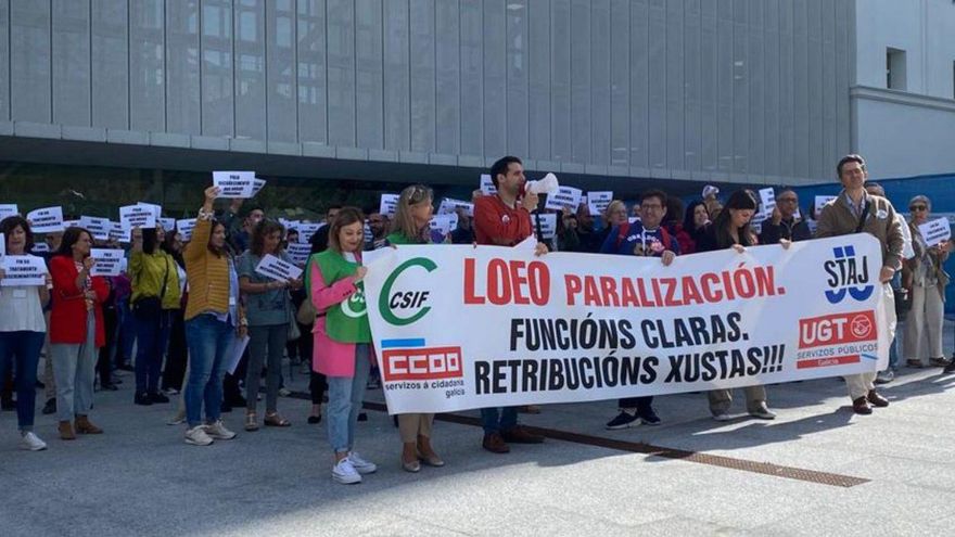 La concentración de funcionarios, ayer en los tribunales. | // CEDIDA