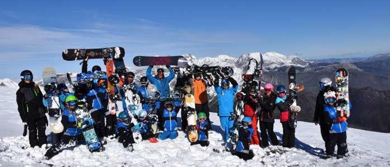 Los participantes en los Juegos Deportivos de snowboard.