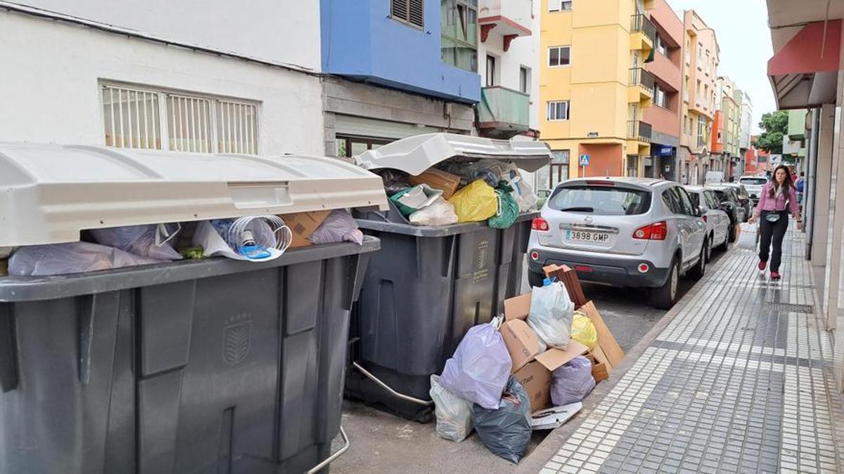 Contenedores de basura llenos en Las Palmas de Gran Canaria