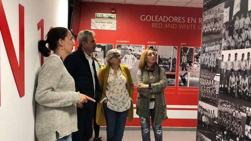 Ana González, a la derecha de Francisco Egea, durante la visita al museo del Sporting.