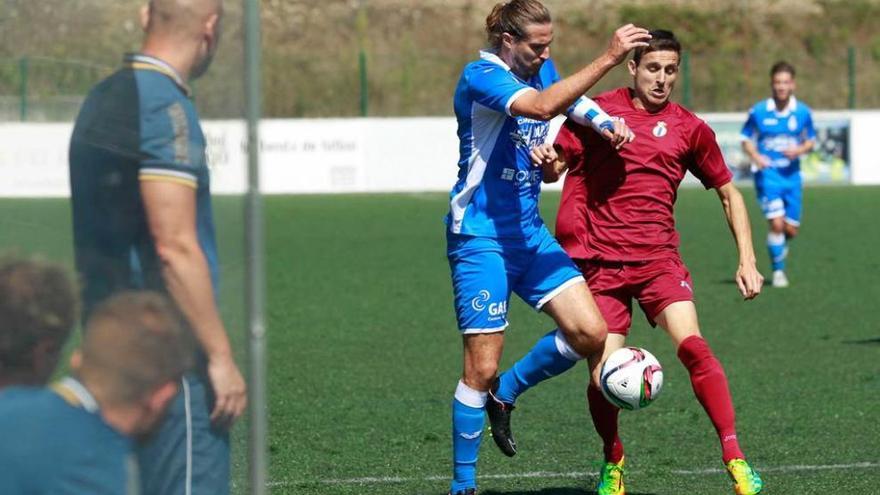 Jandro, del Covadonga, disputa un balón con el jugador del Avilés Fidalgo, ante la mirada del técnico local Fermín, de espaldas.