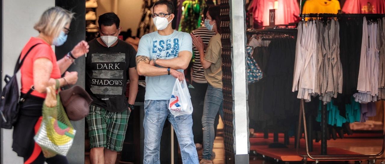 Un hombre usa la mascarilla en un establecimiento comercial.