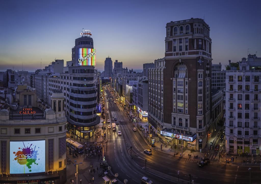 Las pantallas han copado las fachadas de los principales edificios