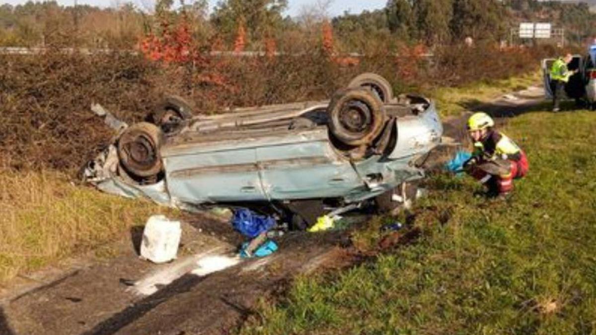 Estado en el que quedó el vehículo accidentado en la A-52 a la altura de Salvaterra.