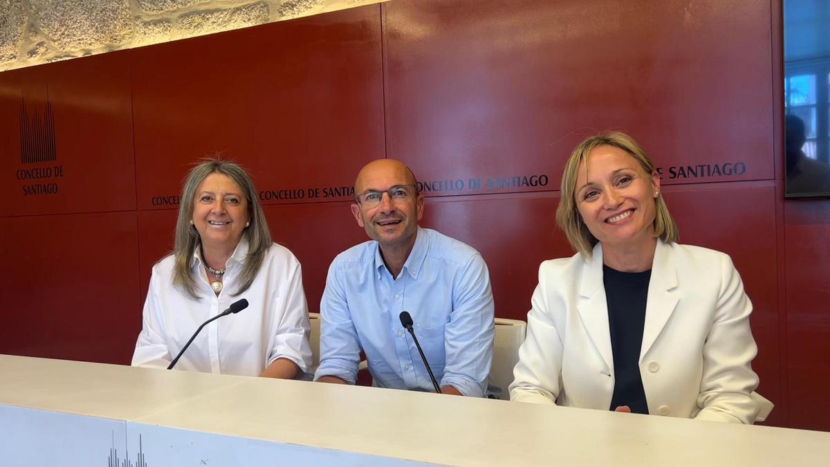Marta Abal, Gonzalo Muíños e Mila Castro, del grupo municipal socialista, exponen las demandas para la aprobación de remanentes