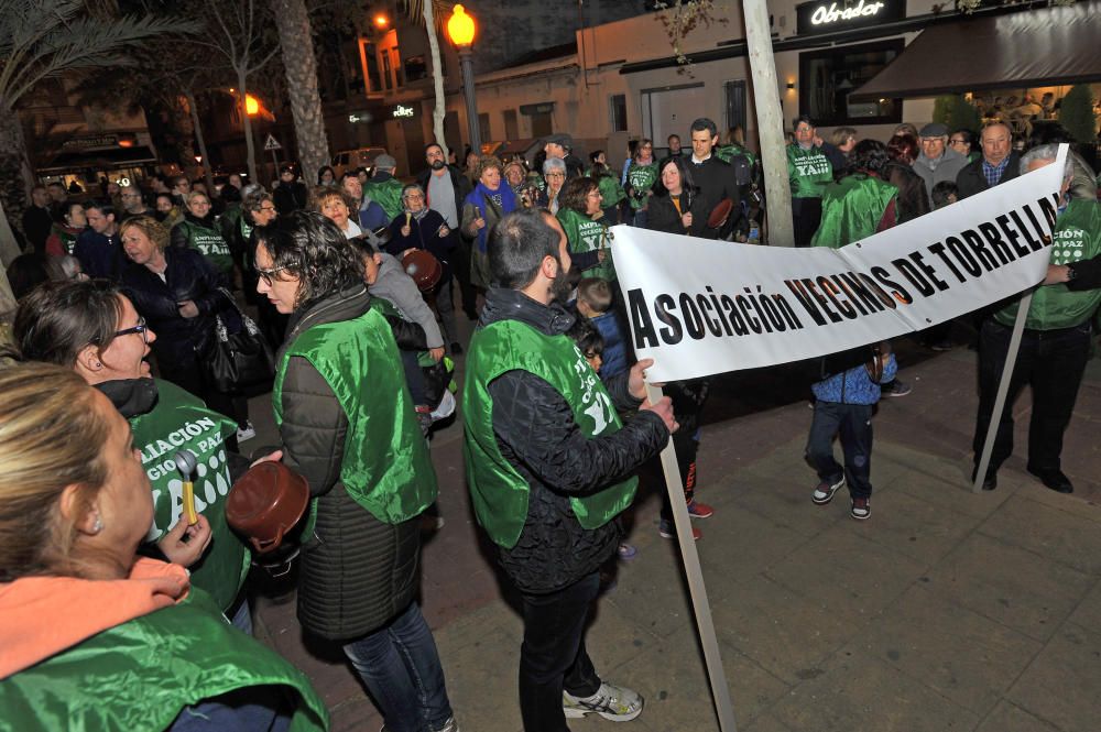 Cacerolada para reclamar el colegio La Paz de Elch