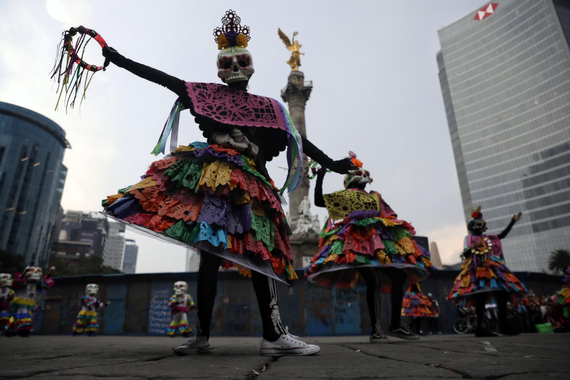 Desfilan previo al Día de Muertos en Ciudad de México