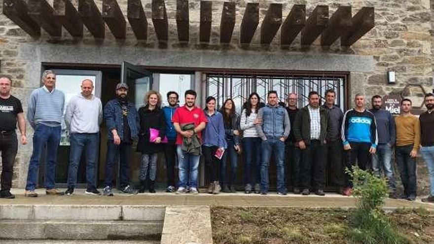 Participantes del curso en el centro de la miel de Sagallos.