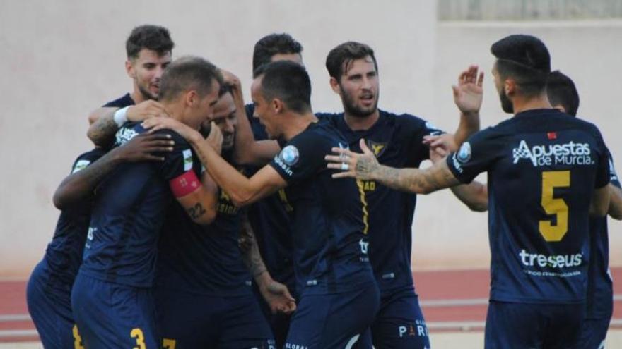 Los jugadores del UCAM celebran un gol