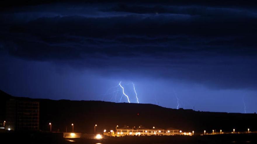 La tormenta de rayos sobre el océano vista desde Tenerife.