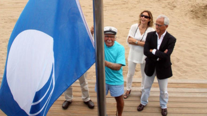 La playa de Las Canteras recupera su bandera azul